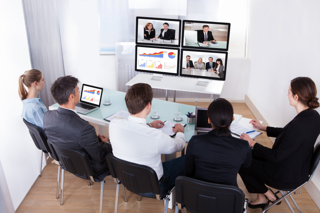 leaders and team meeting online